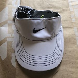 Nike women’s aero bill hat cap visor osfm one size black white